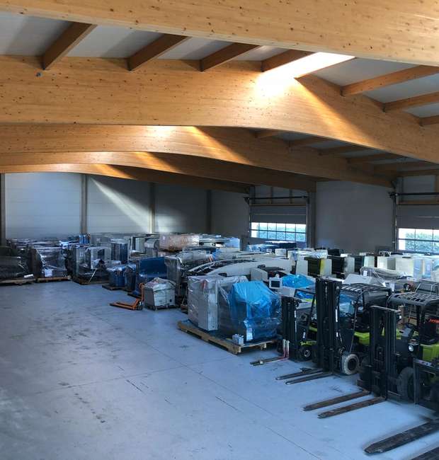 Tener nuestro propio stock de máquinas y sólidos contactos personales en los mercados internacionales de compra y venta nos permite satisfacer los desafíos más exigentes. Vista desde un almacén de Aribas